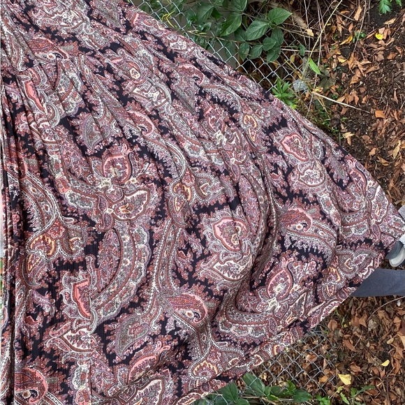 Carole Little full skirt size in a tan collection of colours, paisley pattern. - Picture 5 of 17